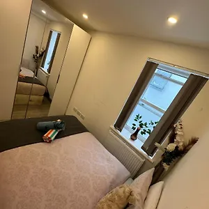 Guest house Forestroom, London